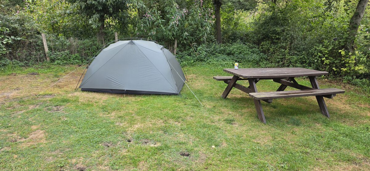 Tent next to a picnic table at Natuurcamping de Gronselenput