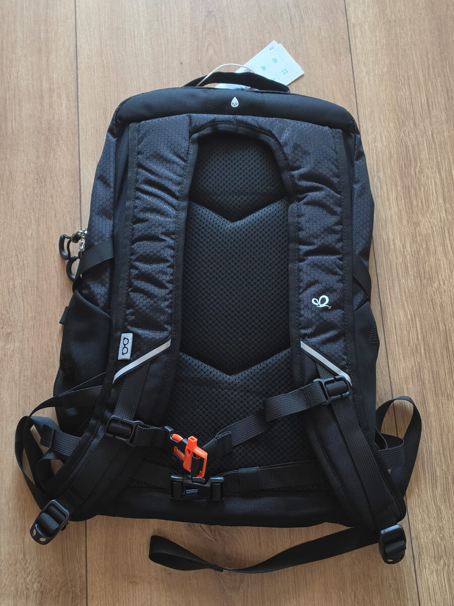 Back of the WATERFLY 20L: padded mesh back panel, shoulder straps, chest strap with whistle and hip belt