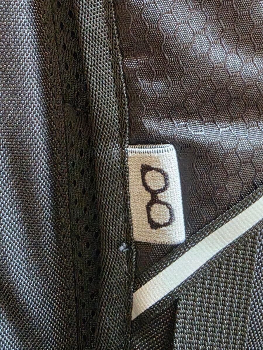 Elastic glasses holder with a glasses icon on the shoulder strap